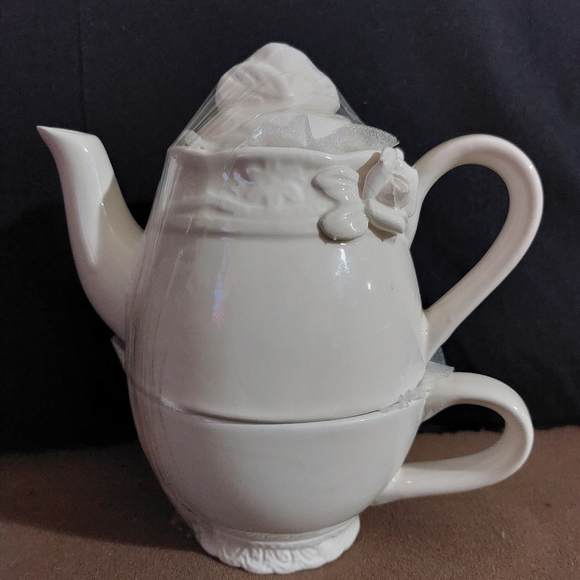 Vintage Teapot Cup Set Stacked White Porcelain with Relief Molded White Flowers - Picture 15 of 15